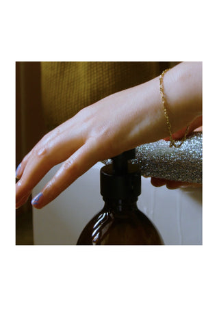 Woman pumping the ACHC013 Attirecare Dish wash oakmoss 500ml onto a sponge