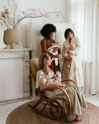 Farmer's Daughter Homestead brand Hvid lifestyle image with mothers and babies