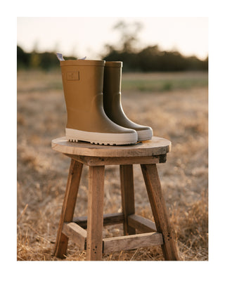 RCA044USE Rylee_& Cru_Rainboot_Chartreuse_on_a stool in a field